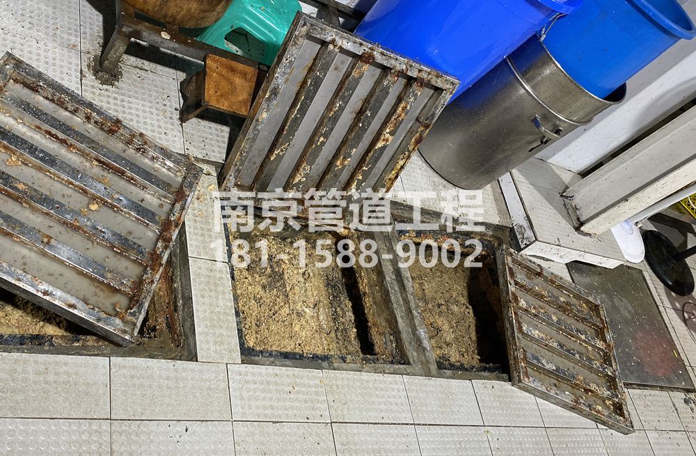 278栖霞城管中队食堂隔油池清理