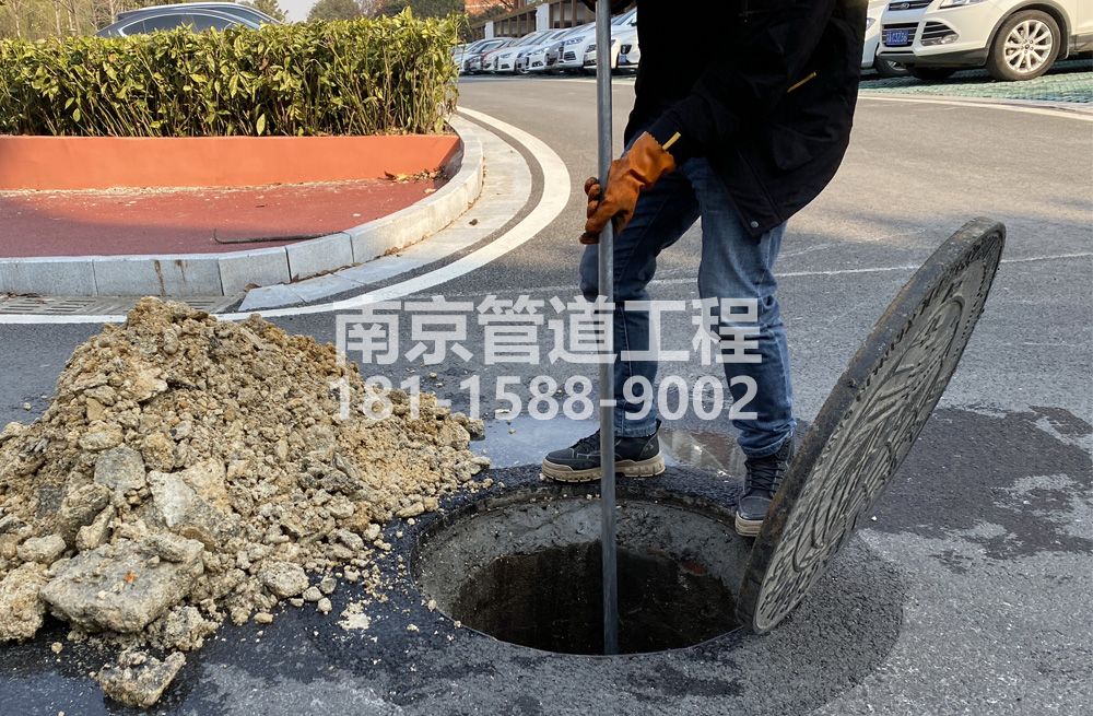 306栖霞管道油块清理